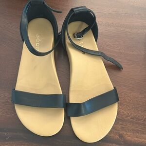 Secra sandals size 8